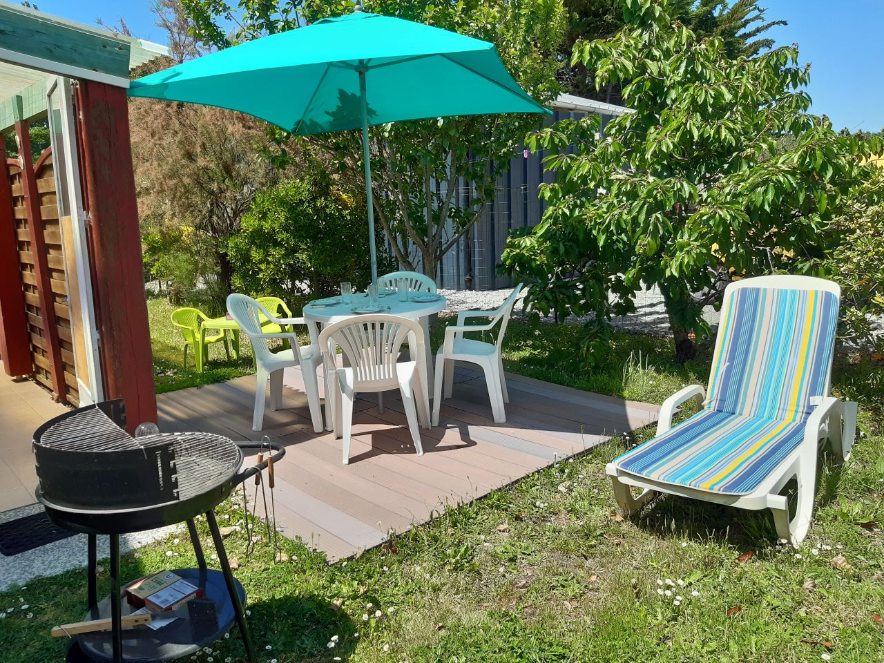 Gîte/maisonnette T3 à Saint Jean de Monts pour 3, 4 ou 5 personnes (avec enfants) en rez de jardin entre mer (900m) et forêt (200m) avec grande pergola et terrasse privative