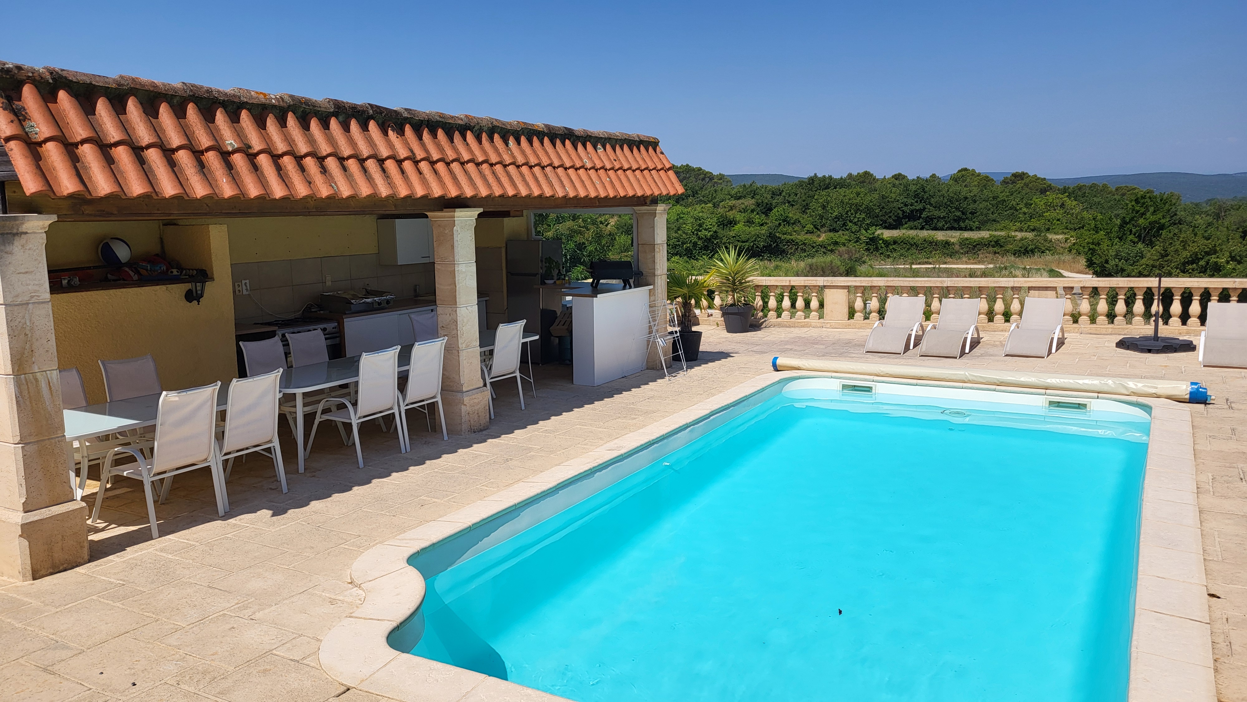 Villa 7 chambres dans un village du sud, avec piscine, salle de jeux.